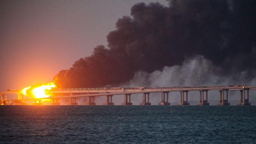 Serviços secretos ucranianos destroem o tabuleiro da ponte de Kerch, que liga a Crimeia ao território da Rússia (AP Photos)