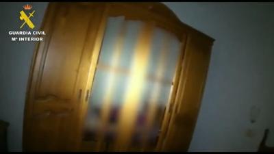 Escondeu-se dentro do armário com tesouras para atacar a ex-mulher. Guardia Civil mostra momento da detenção - TVI