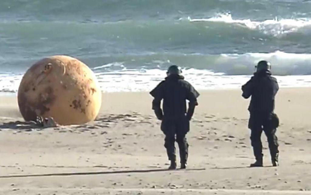 Bola de metal misteriosa encontrada em praia do Japão (DR)
