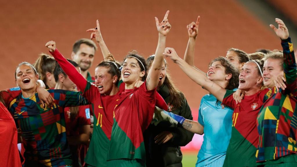 Jogadoras de Portugal festejam apuramento para o Mundial feminino 2023 (Martin Hunter/Photosport via AP)