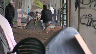 Há imigrantes no Porto a viverem por baixo da linha de comboio - TVI