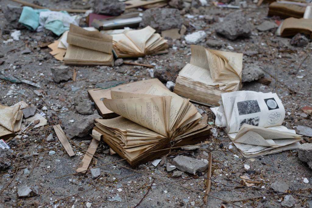 Livros queimados durante a guerra na Ucrânia (GettyImages)