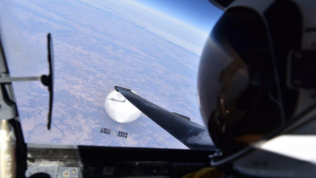 Um piloto da Força Aérea dos EUA observa o balão de vigilância chinês enquanto sobrevoava os Estados Unidos, no dia em 3 de fevereiro (Departamento de Defesa)