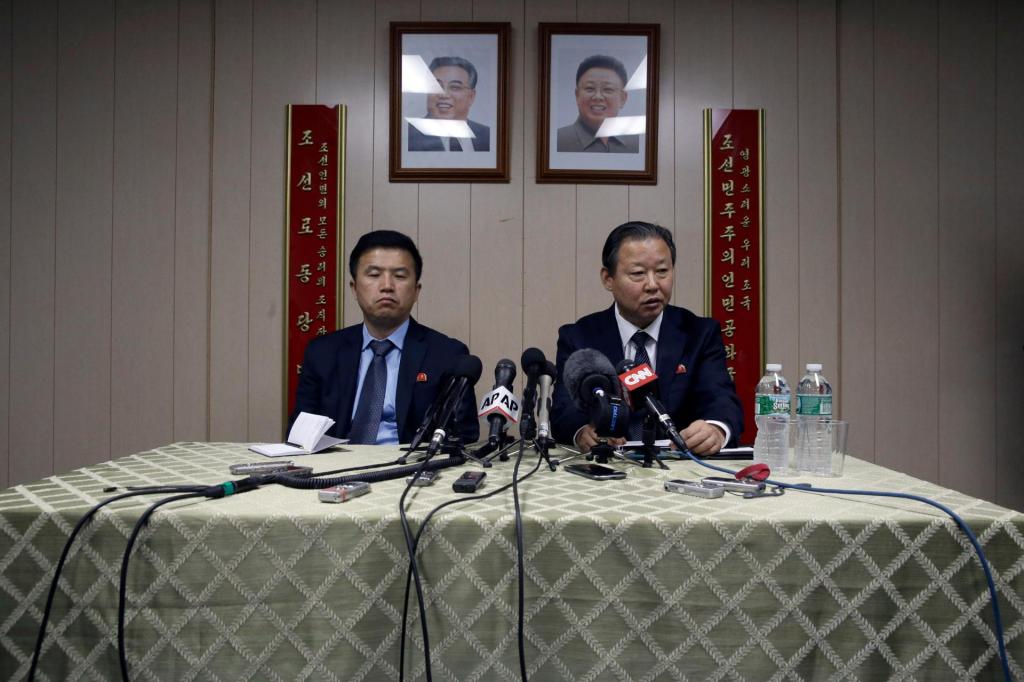 Jang Il Hun e Kwon Jong Gun (AP Photo/Mary Altaffer)