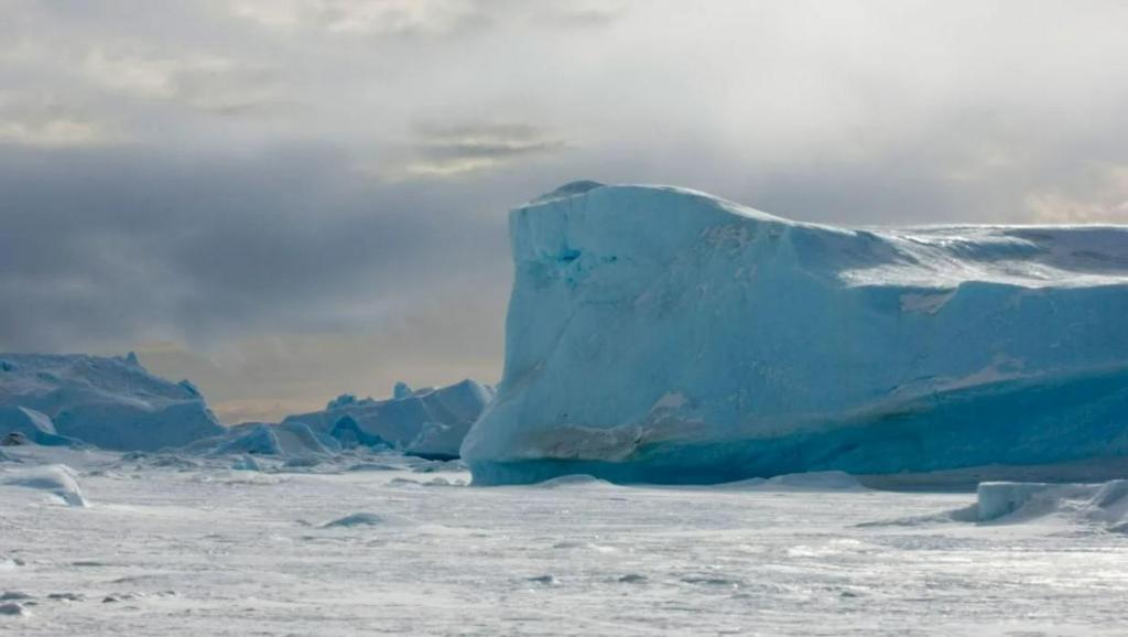 Icebergue azul preso no gelo marinho do Mar de Weddell, Antártida. Education Images/Universal Images Group Editorial/Getty Images