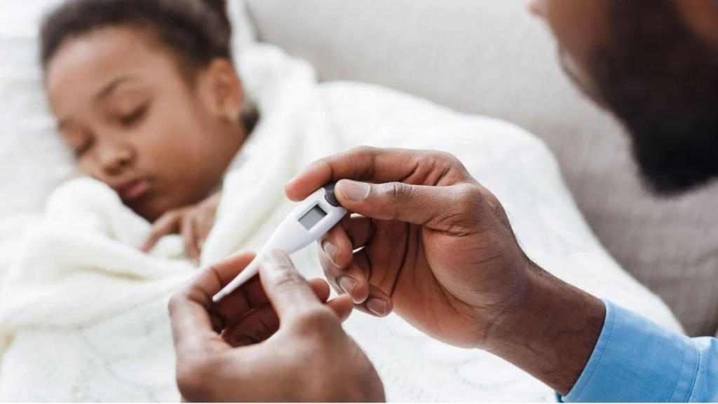 Medicamentos para reduzir a febre podem manter as crianças confortáveis, mas o uso desnecessário pode adiar o diagnóstico do que está a provocar a febre. Konstantin Postumitenko/Adobe Stock