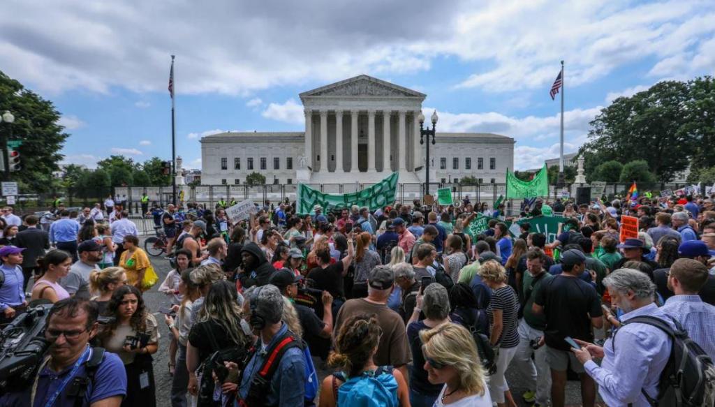 Manifestantes pelo direito ao aborto seguram cartazes em frente ao Supremo Tribunal dos EUA em Washington depois do tribunal ter revertido a decisão, em junho de 2022. Yasin Ozturk/Agência Anadolu/Getty Images