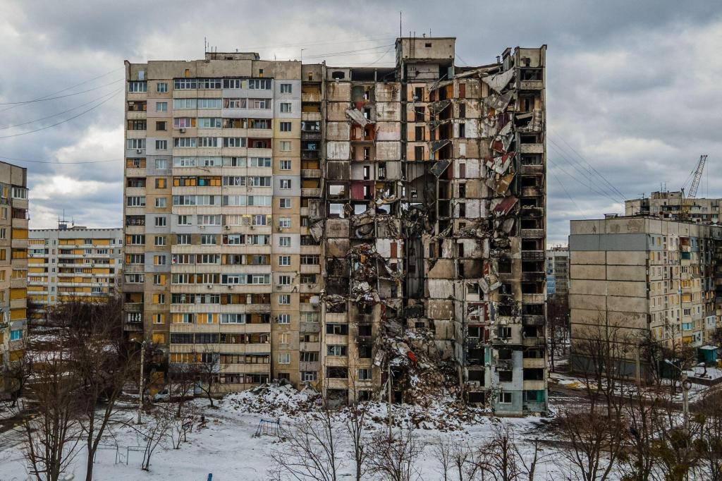 Edifício parcialmente destruído por artilharia russa na em Saltivka, na região de Kharkiv. 23 fevereiro 2023. Foto: Ihor Tkachov//AFP via Getty Images