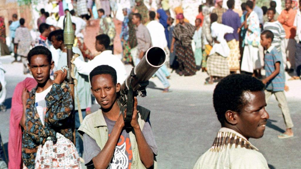Homens seguram lança-foguetes nas ruas de Mogadíscio, capital da Somália. Foto: Str/AFP via Getty Images