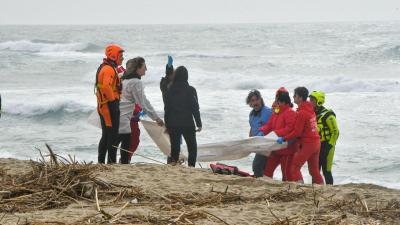 Migrações: Encontrados mais dois corpos do naufrágio na Calábria - TVI