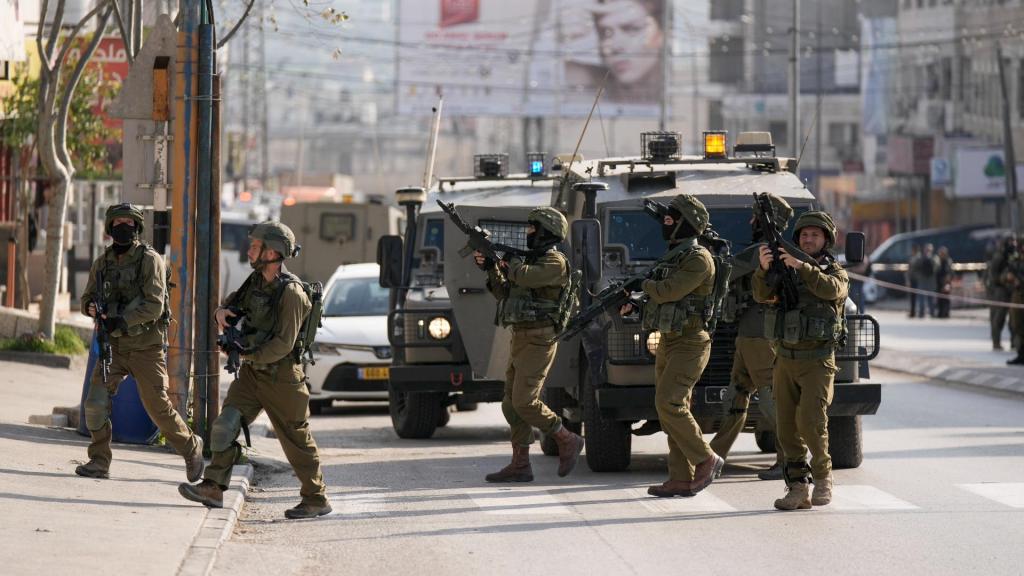 Autoridades de Israel fazem operação após morte de dois israelitas na Cisjordânia (Majdi Mohammed/AP)