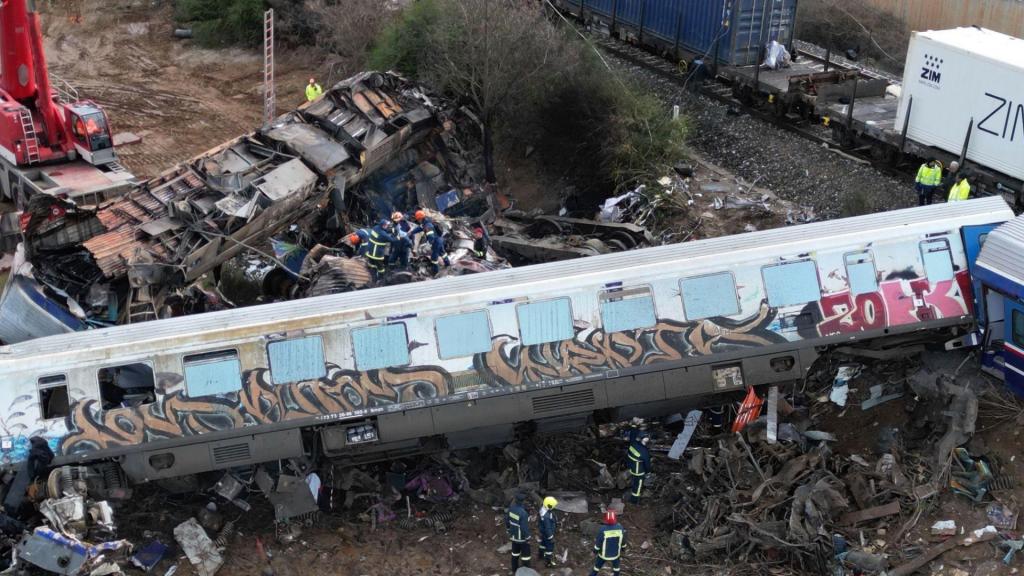 Acidente entre dois comboios faz dezenas de mortos na Grécia (Vaggelis Kousioras/AP)