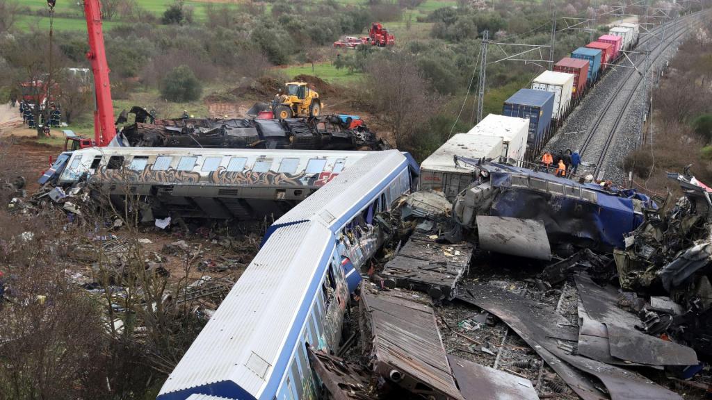 Acidente entre dois comboios faz dezenas de mortos na Grécia (Vaggelis Kousioras/AP)