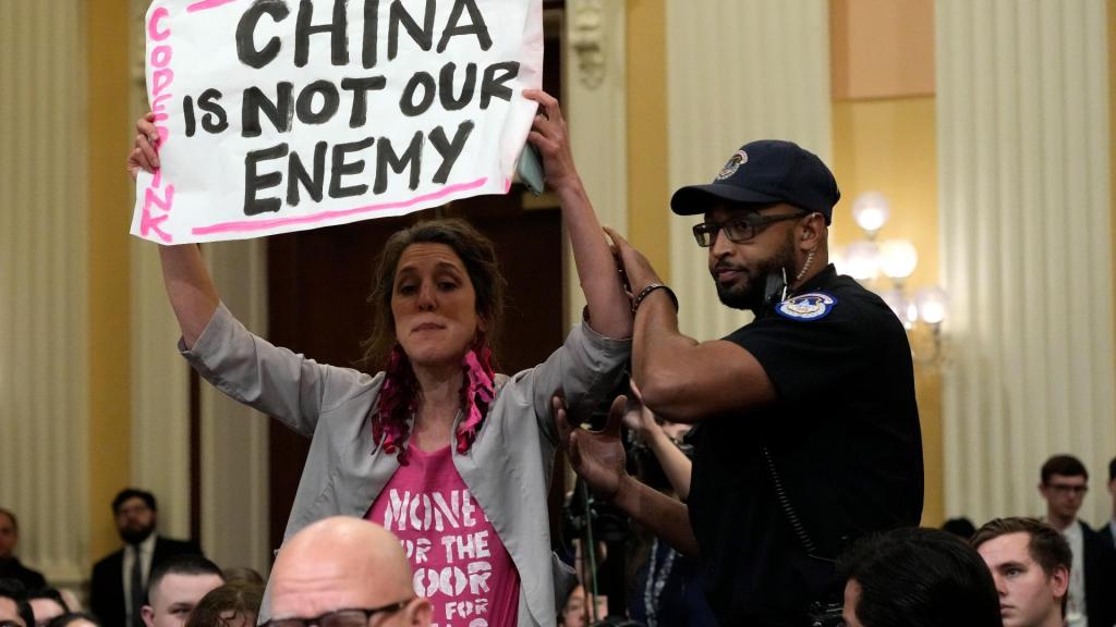 Ativista protesta em sessão sobre a China no Congresso dos EUA (Alex Brandon/AP)