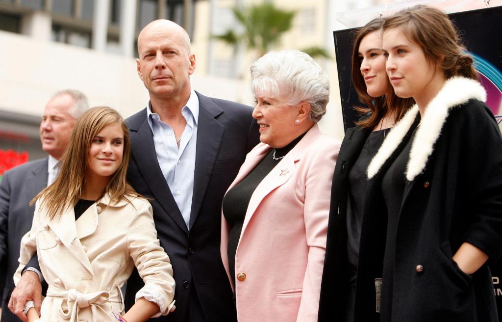 Bruce Willis com a mãe Marlene, e as filhas Tallulah Belle, Rumer e Scout (AP Photo/Matt Sayles)