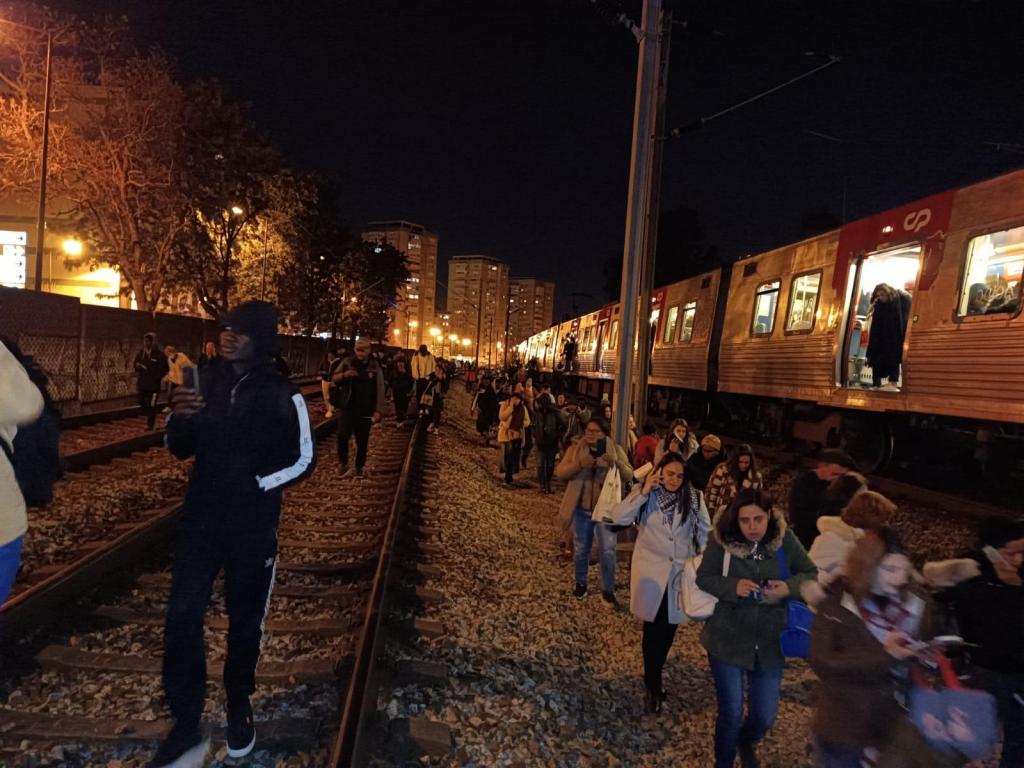 Passageiros acionam travão mecânico e abandonam comboio da CP a pé pela linha: 