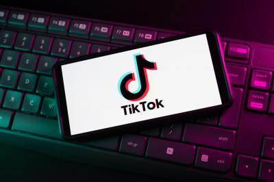 Reino Unido proíbe TikTok nos telemóveis do governo "com efeitos imediatos". China diz que decisão "vai prejudicar os interesses" do país - TVI