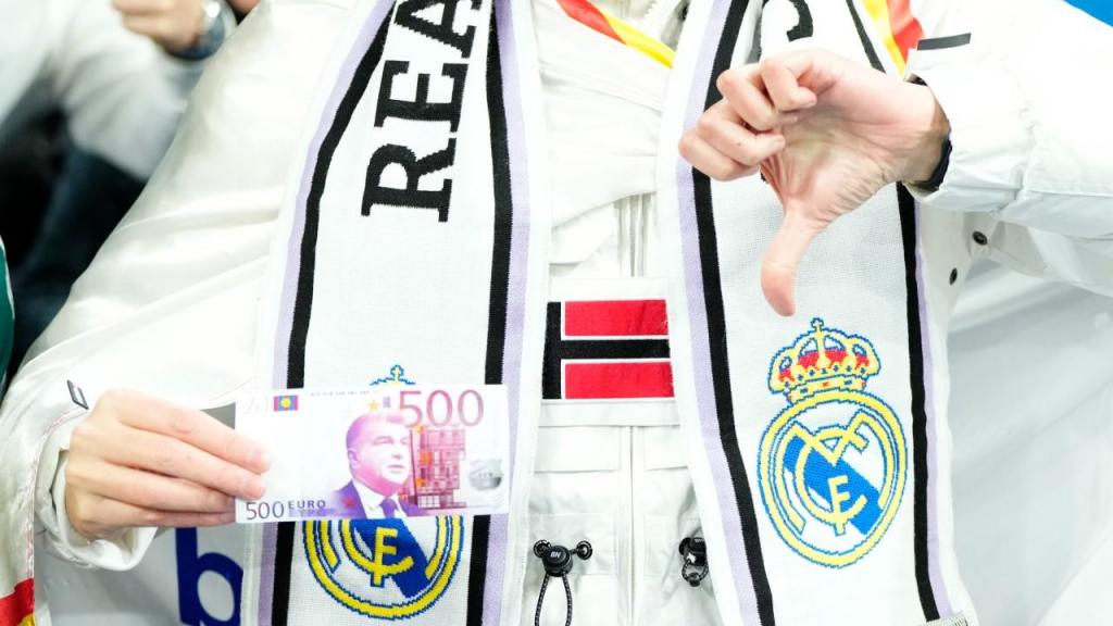 Adeptos do Real Madrid com notas falsas de 500 euros, com a figura de Joan Laporta (Photo by Jose Breton/Pics Action/NurPhoto via Getty Images)