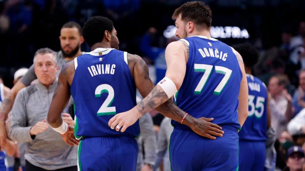 Kyrie Irving e Luka Doncic (Ron Jenkins/Getty Images)