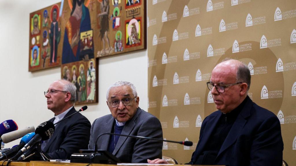 O presidente da Conferência Episcopal Portuguesa (CEP), José Ornelas (ao centro), o vice-presidente da CEP, Virgilio Antunes (à esquerda), e o secretário da CEP, Manuel Barbosa (ao centro)