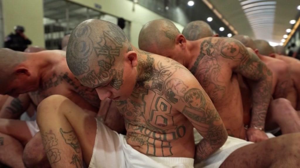 Parece um filme, mas não é: é assim que os prisioneiros de El Salvador são tratados