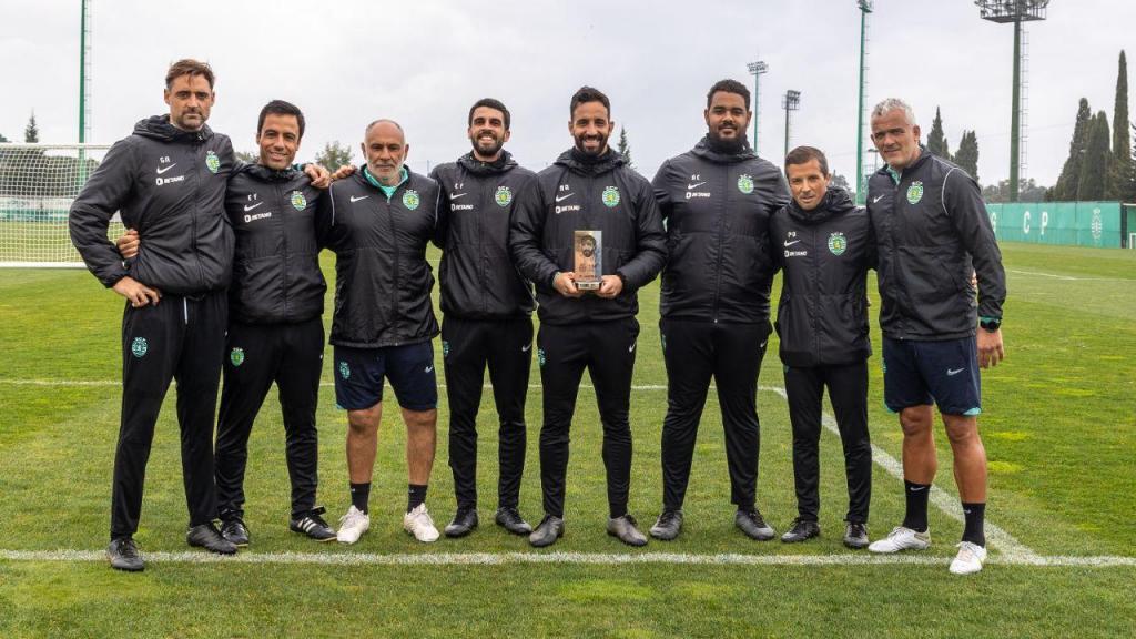 Ruben Amorim e respetiva equipa técnica com o troféu oferecido pelo clube a propósito da 100.ª vitória (foto: SCP)