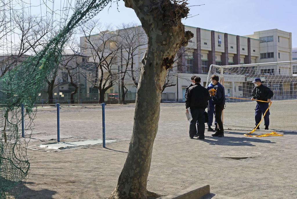 Polícia investiga o recreio de uma escola em Saitama, no Japão, onde foi encontrado o corpo de um gato mutilado morto. Foto: Kyodo News/Getty Images