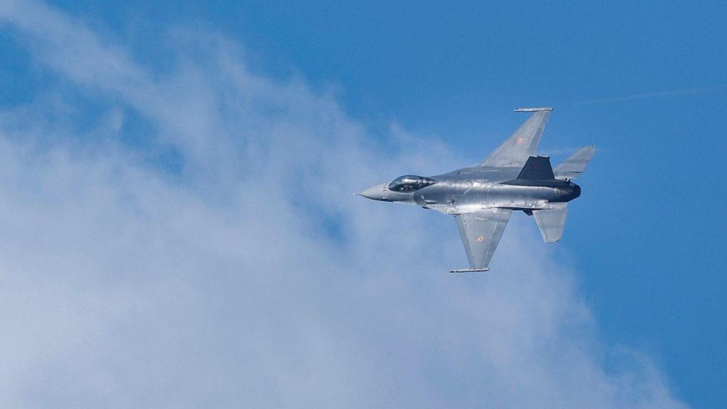 Um caça F-16 belga participa num exercício da NATO. Kenzo Tribouillard/AFP/Getty Images