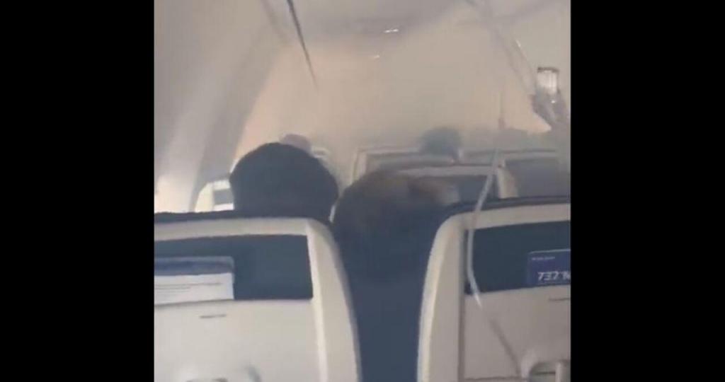 Vídeo mostra pânico em cabine de avião repleta fumo após colisão com pássaros
