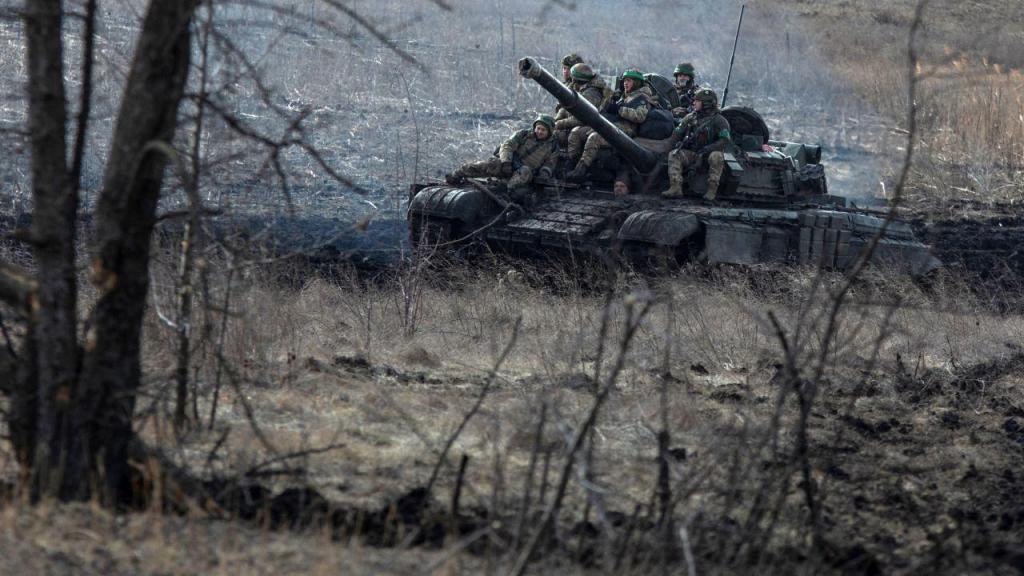Militares ucranianos em cima de um tanque nos arredores de Bakhmut, a 4 de março de 2023. Oleksandr Ratushniak/Reuters