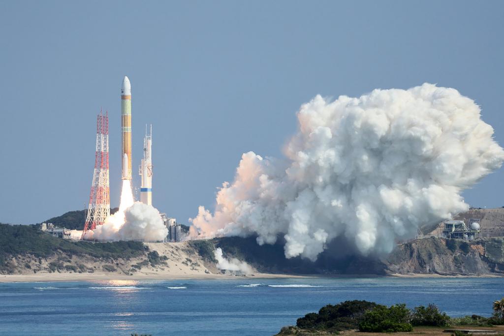 A nave espacial H3 do Japão no lançamento no Tanegashima Space Center em Kagoshima, no sudoeste do Japão a 7 de março 2023  Foto STRJIJI Press AFP via Getty Images