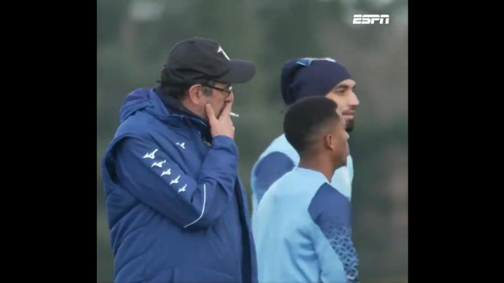 Sarri puxa de um cigarro no treino da Lazio (vídeo/twitter)