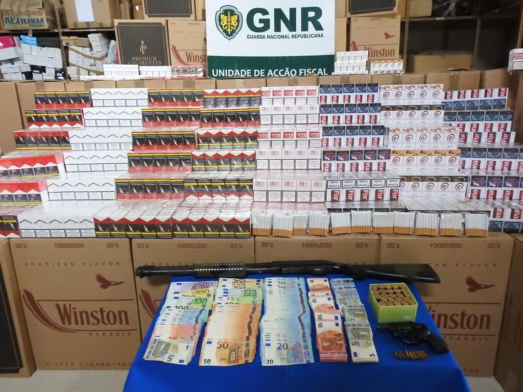 Mais de dois milhões de cigarros apreendidos em operação da Unidade de Ação Fiscal da GNR (Foto: GNR)