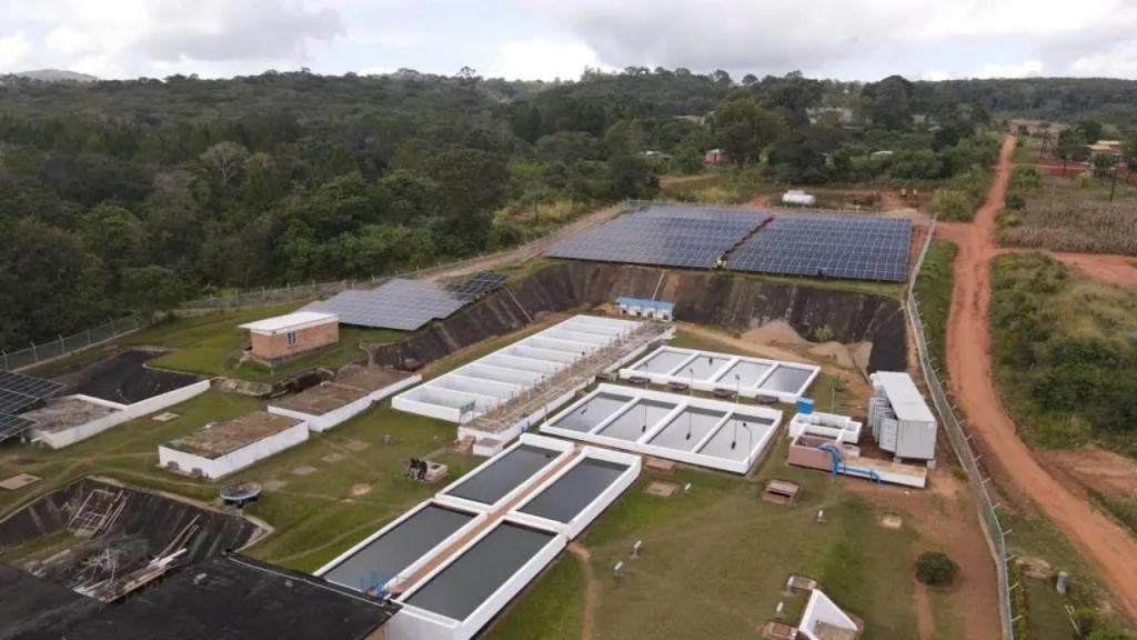 Central de tratamento de água com painéis solares no Maláui (foto: RIC Energy)