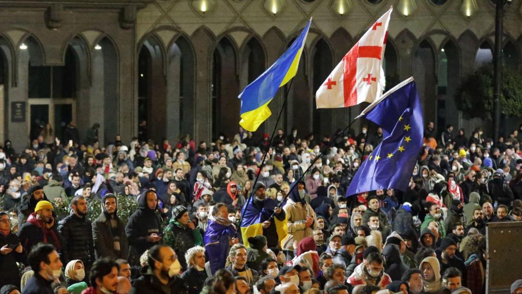 Bandeiras da União Europeia e Ucrânia contra insultos à Rússia. A Geórgia está em protesto (AP)