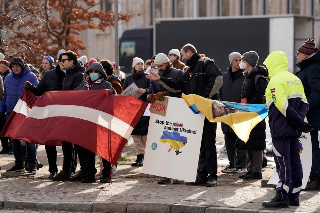 Protesto a favor da Ucrânia na Letónia (AP)