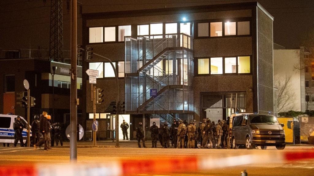 Polícias cercam igreja após ataque em Hamburgo (Daniel Bockwoldt/AP)