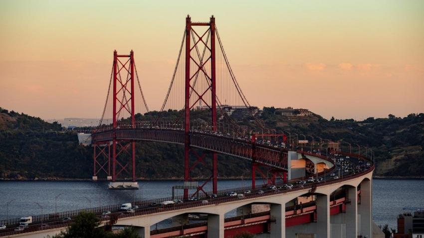 Ponte 25 de Abril, em Lisboa - AWAY