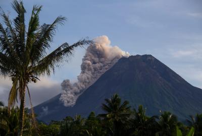 Vulcão indonésio Merapi, um dos mais ativos do mundo, entra em erupção - TVI