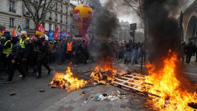 Um milhão nas ruas em França contra aumento da idade da reforma. Sindicatos acusam Macron de "brincar com o fogo" - TVI
