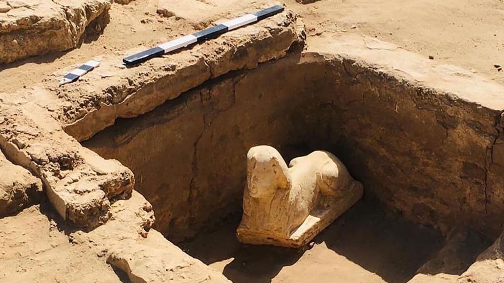 Arqueólogos descobrem uma estátua semelhante à esfinge e um santuário no Egipto. Foto: Ministério do Turismo e Antiguidades do Egipto/Facebook
