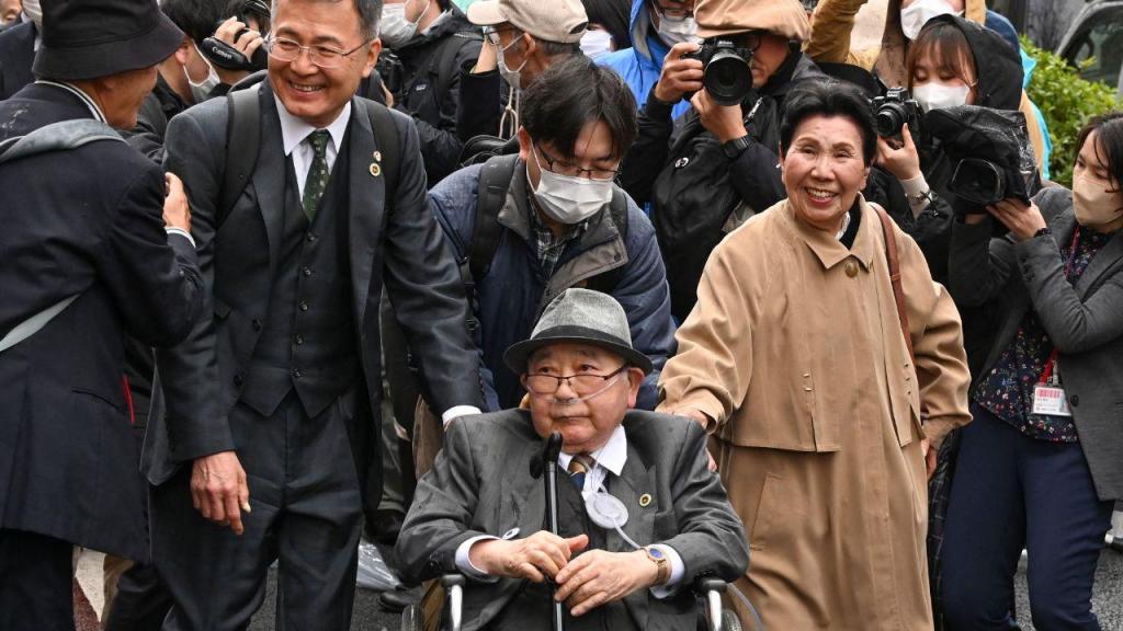 Iwao Hakamada, no centro, à entrada para o Supremo Tribunal de Tóquio em março de 2023. (Kazuhiro Nogi/AFP via Getty Images)