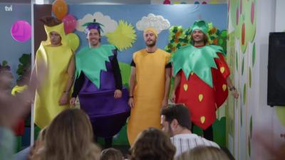 Hilariante: Os «Queridos Papás» chegaram… vestidos de legumes e frutas - TVI