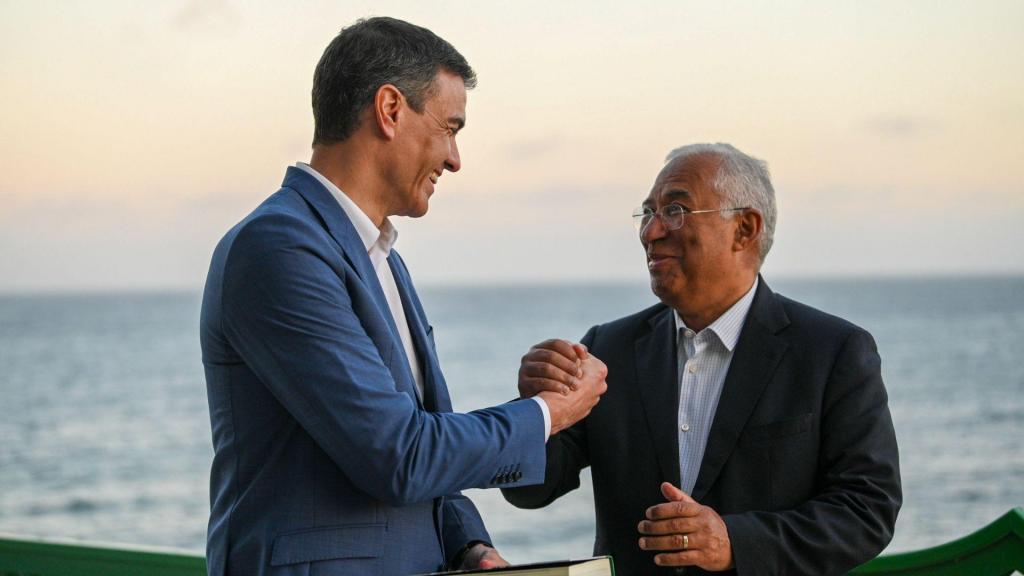 O primeiro-ministro de Espanha, Pedro Sanchez, e o primeiro-ministro de Portugal, António Costa, em Lanzarote (EFE/POOL/ Moncloa/Borja Puig de la Bellacasa)
