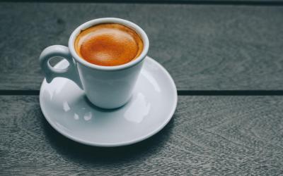 Os bebedores de café dão mais passos e dormem menos, apura estudo - TVI