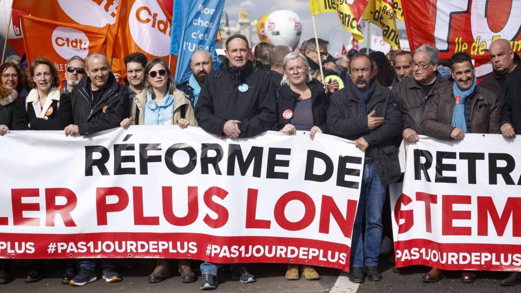 Protestos em Paris contra o aumento da idade da reforma (EPA)