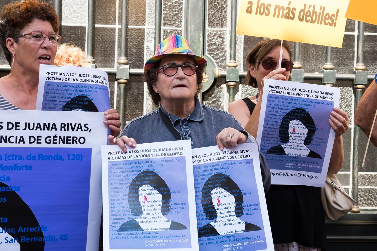 Demonstração de apoio a Juana Rivas, em Espanha (foto: AP)