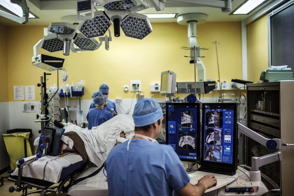Cirurgião realiza prostatectomia com a ajuda de um robô. Foto: Jeff Pachoud/AFP/Getty Images/File