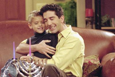 Lembra-se do pequeno Ben, filho de Ross, nos «Friends»? 20 anos depois, não vai reconhecê-lo! - TVI