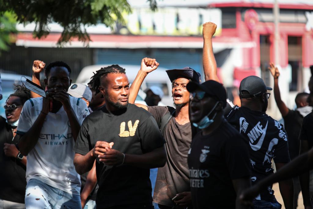 Polícia usa gás lacrimogéneo para dispersar marcha em Maputo de homenagem ao 'rapper' Azagaia (Lusa)